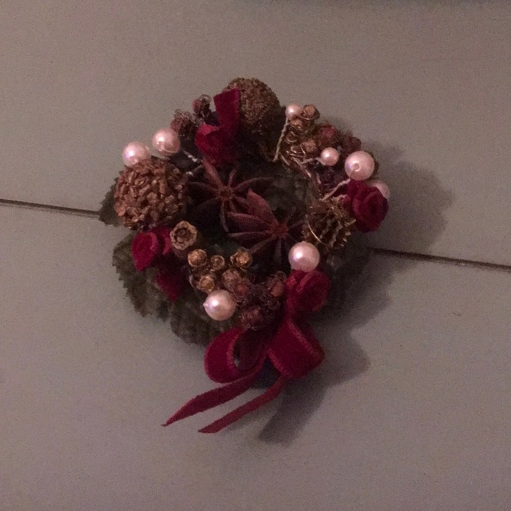Vintage Avon Potpourri Wreath Pin